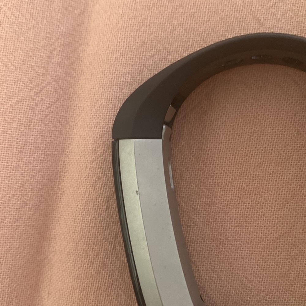 FitBit Alta Watch - Picture 3 of 6